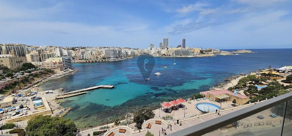 Corner Apartment in Sliema - REF 82935