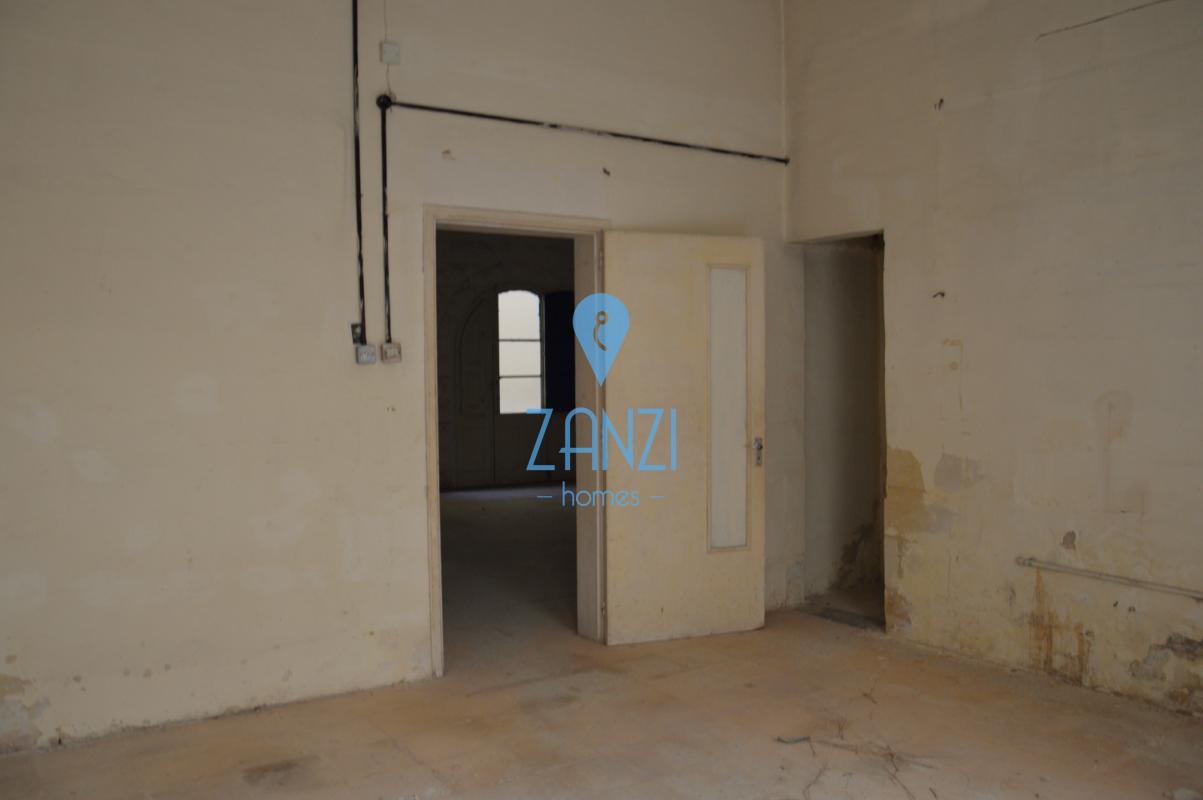 Retail / Shops / Clinics in St. Paul's Bay - REF 32168