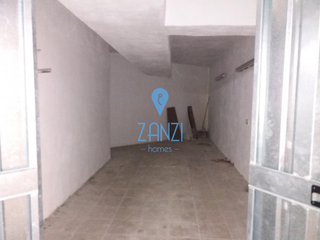 Garages / Garage Space in Bugibba - REF 34275