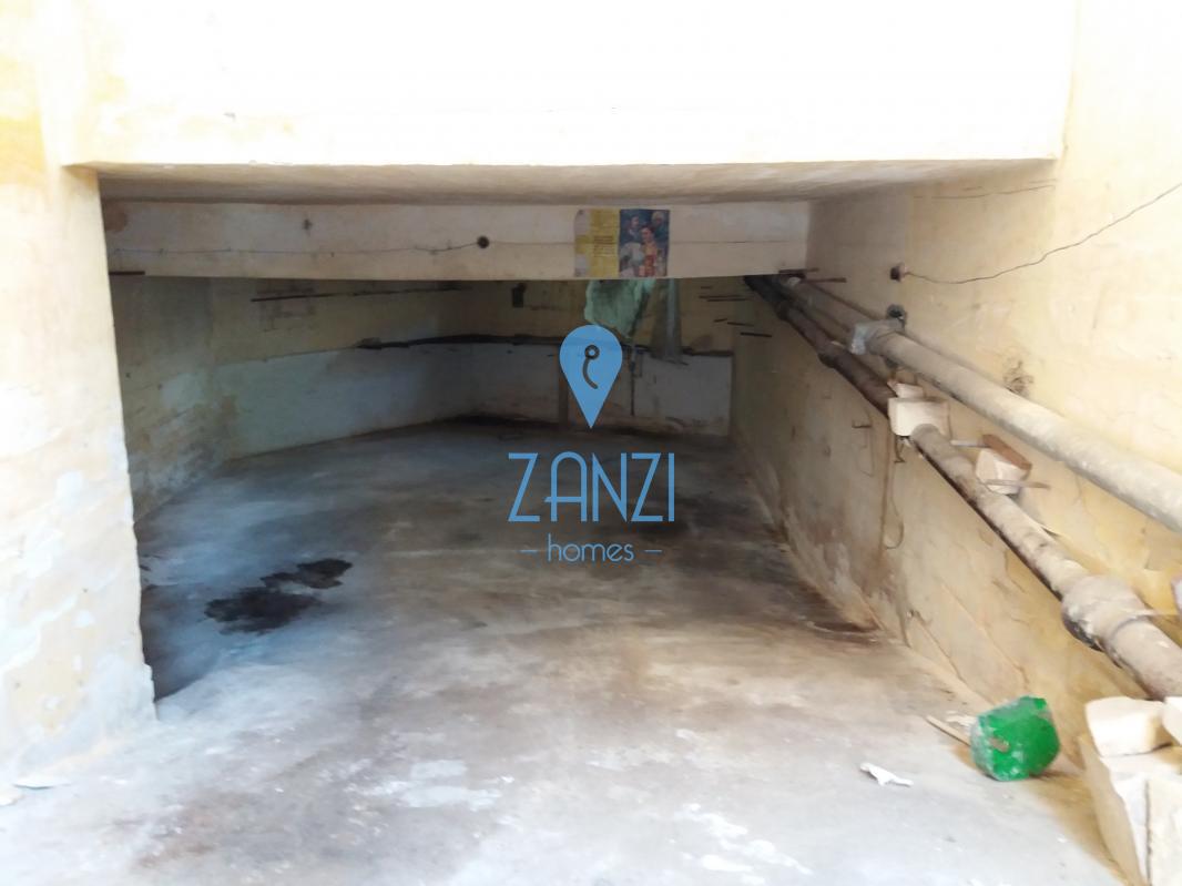 Garages / Garage Space in Zabbar - REF 36455