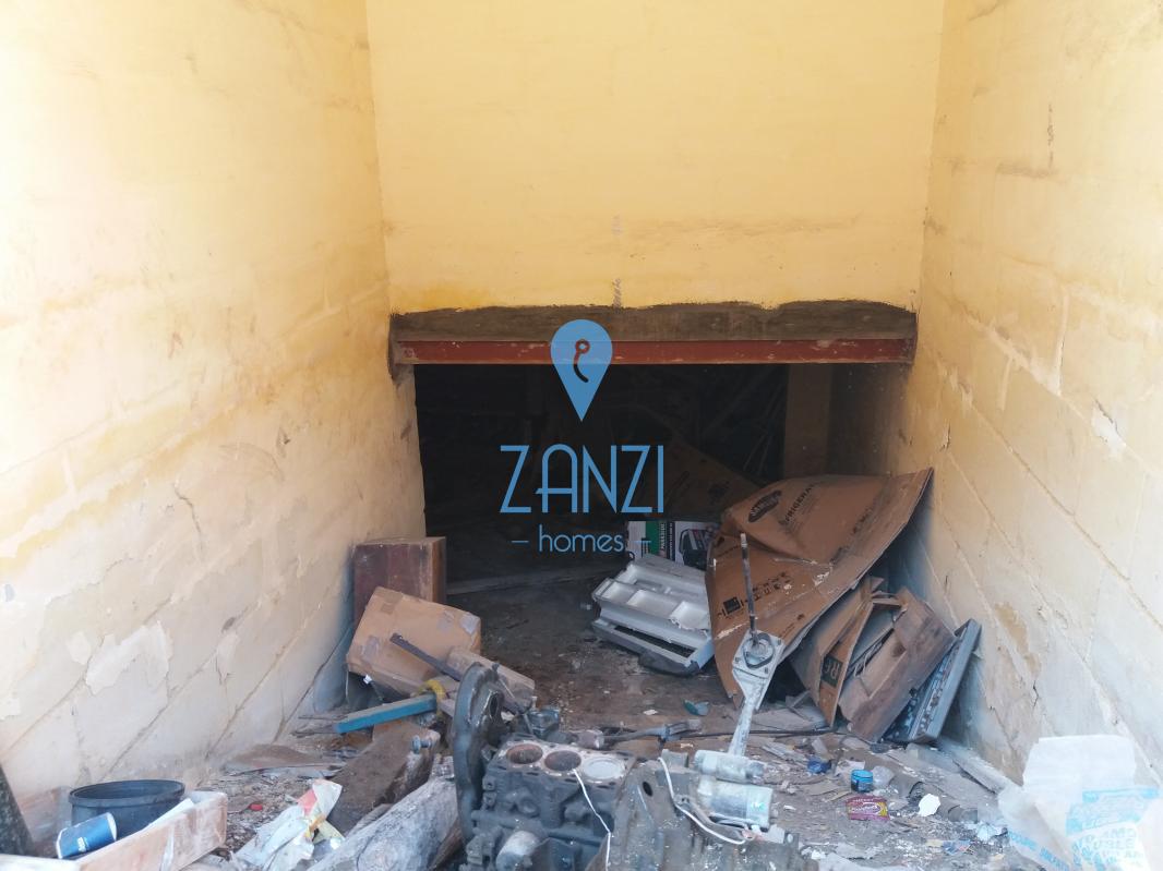 Garages / Garage Space in Zabbar - REF 36457