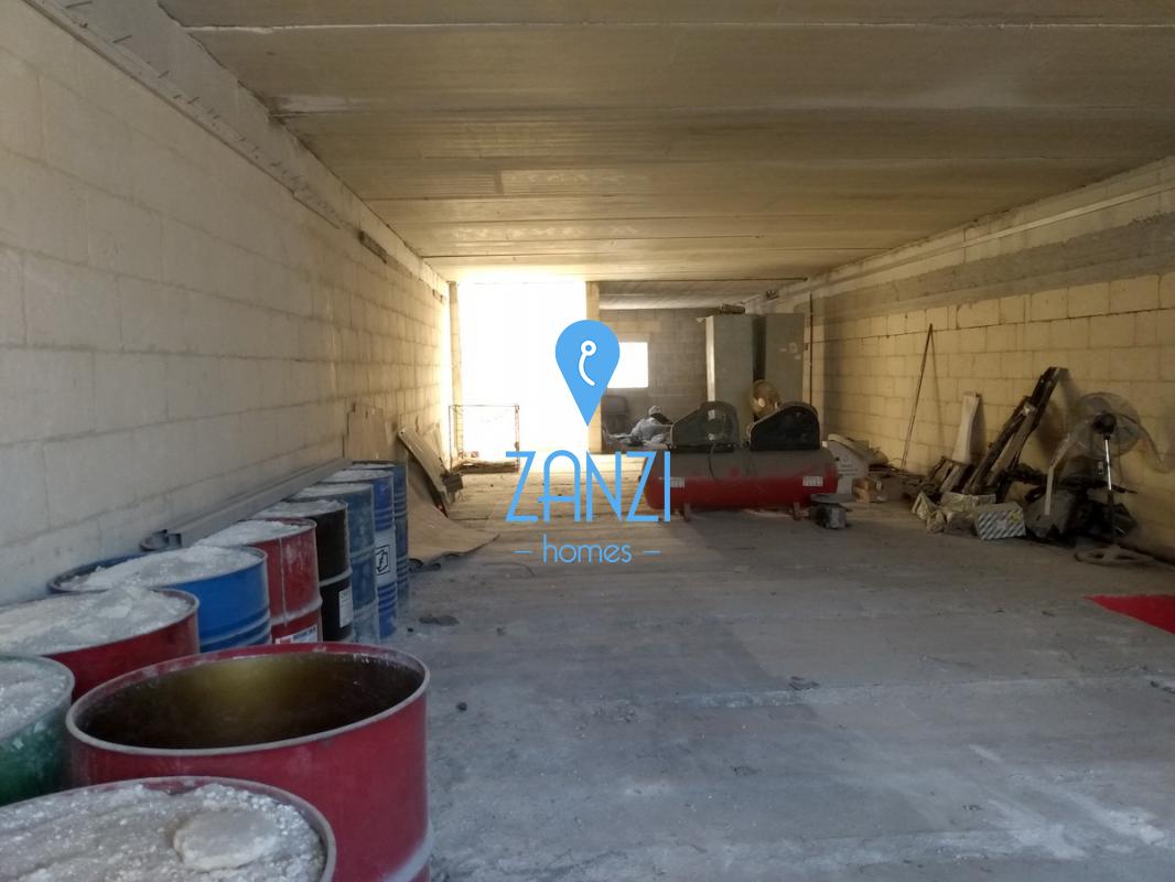 Garages / Garage Space in Mosta - REF 43070