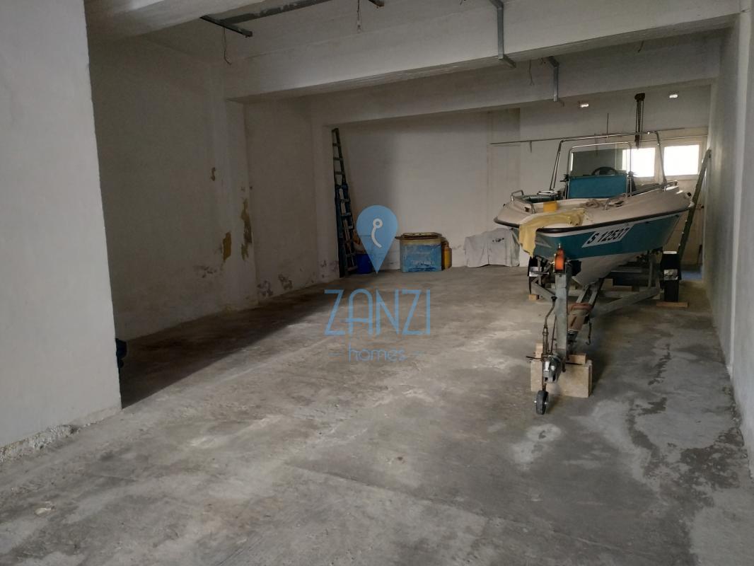 Garages / Garage Space in Qormi - REF 48367