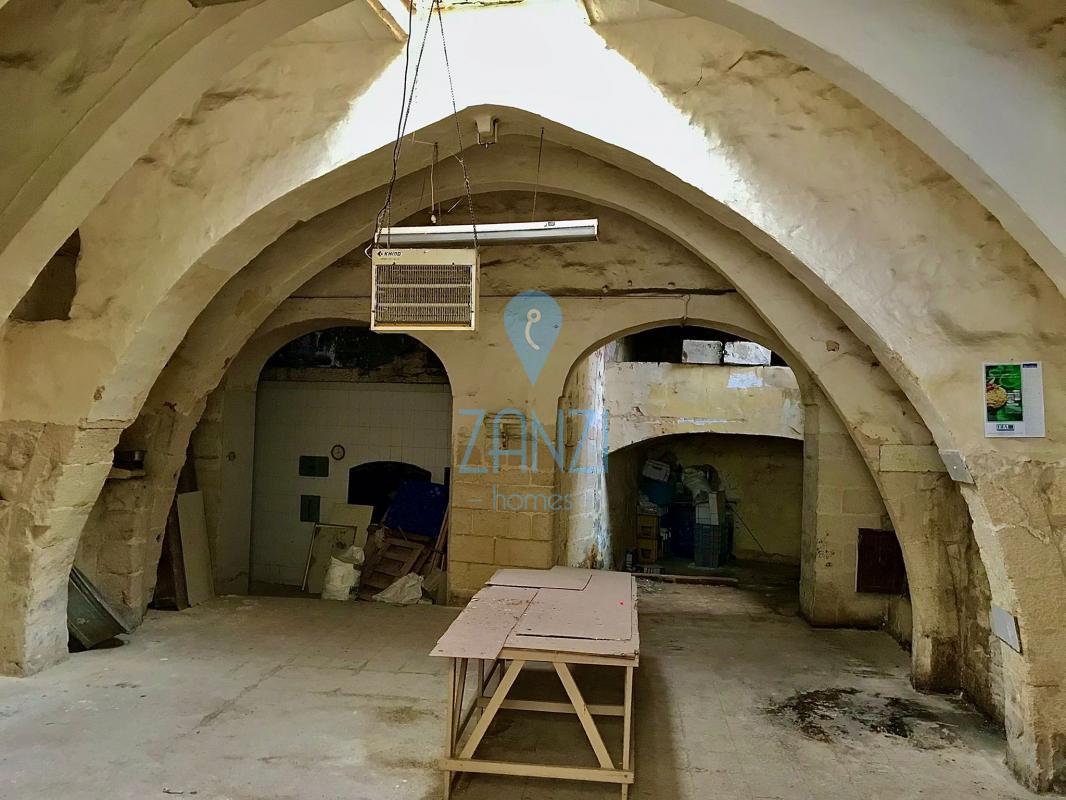 Retail / Shops / Clinics in Qormi - REF 55528