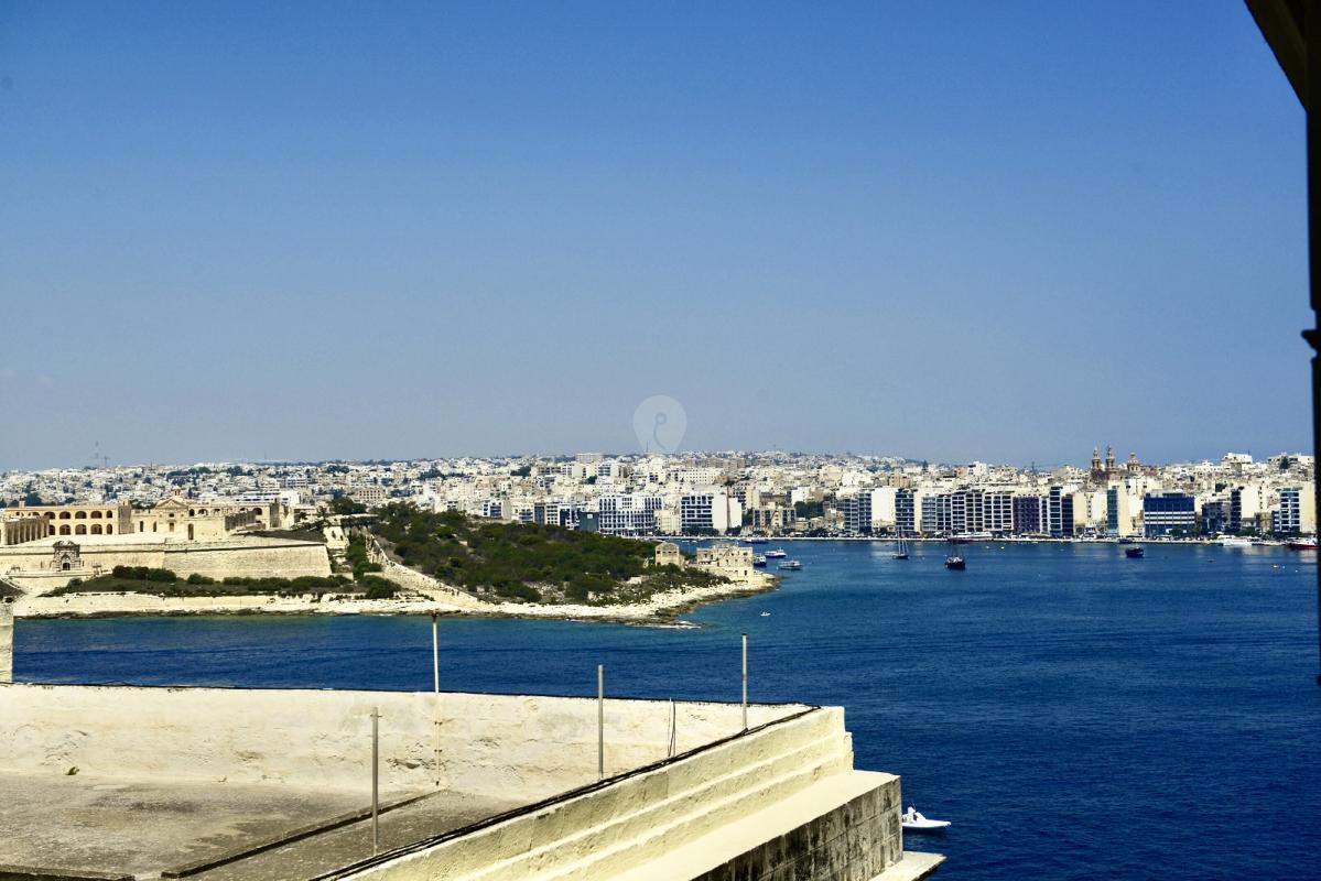 Property in Valletta - Image 8