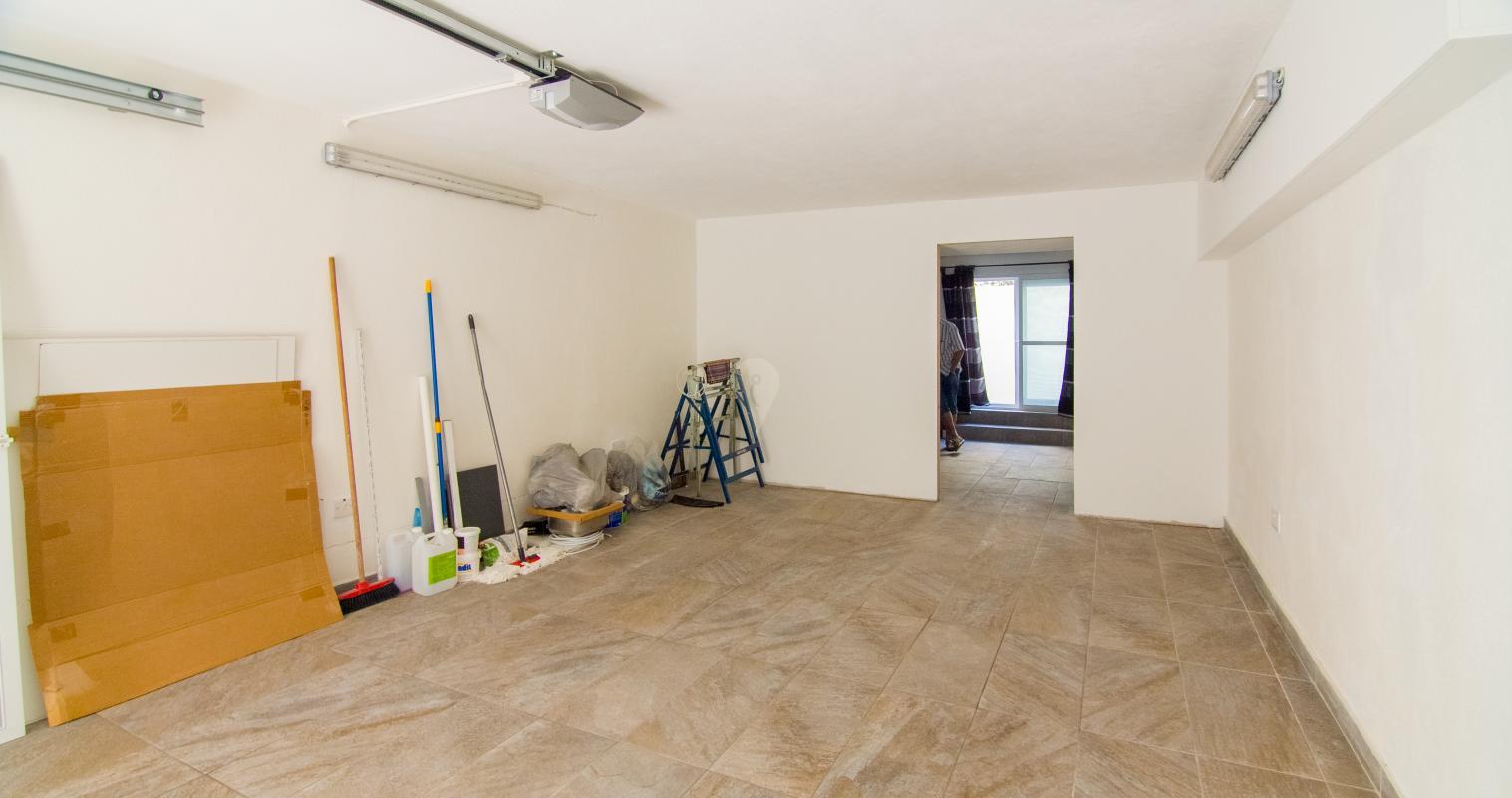Garages / Garage Space in St. Julians - REF 71274