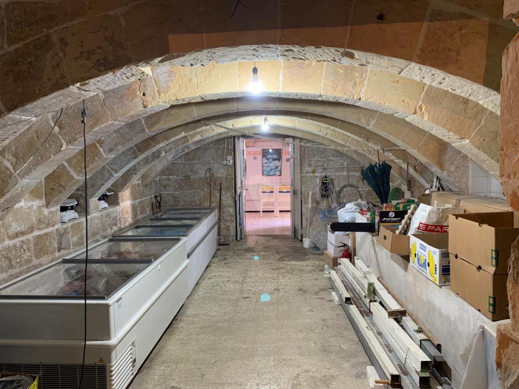 Retail / Shops / Clinics in Attard - REF 71506