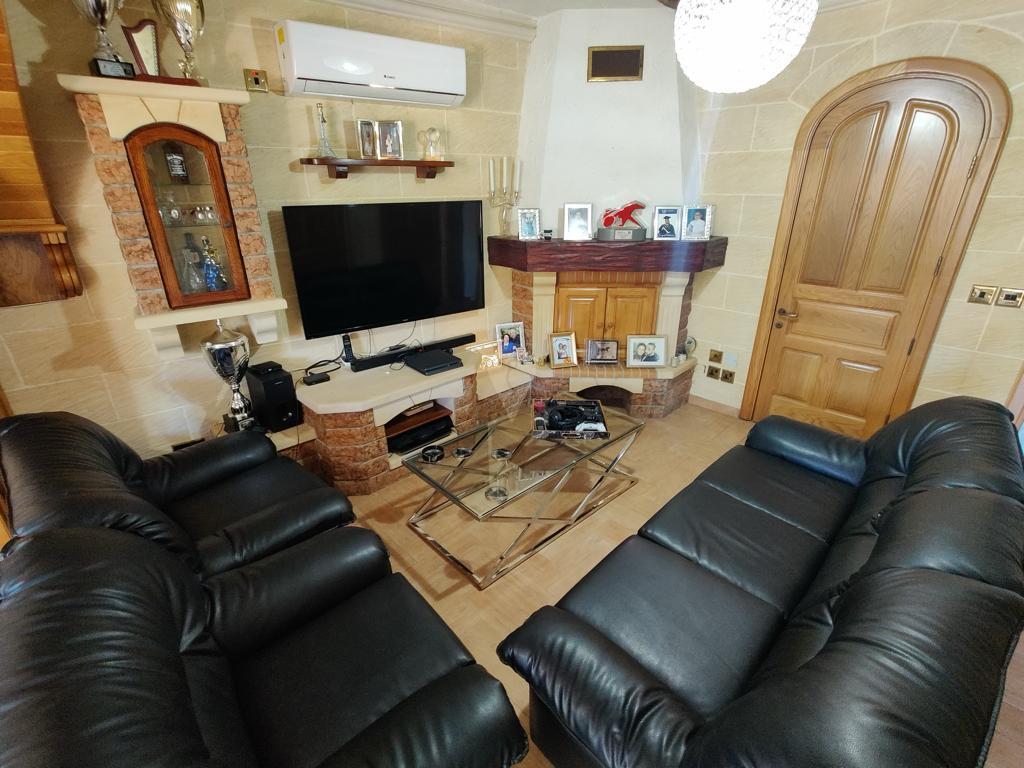 Property in Dingli - Image 3