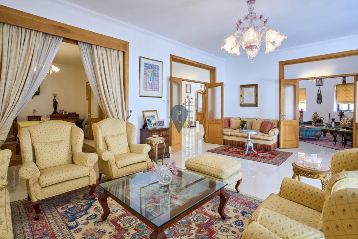 Corner Apartment in Sliema - REF 80840